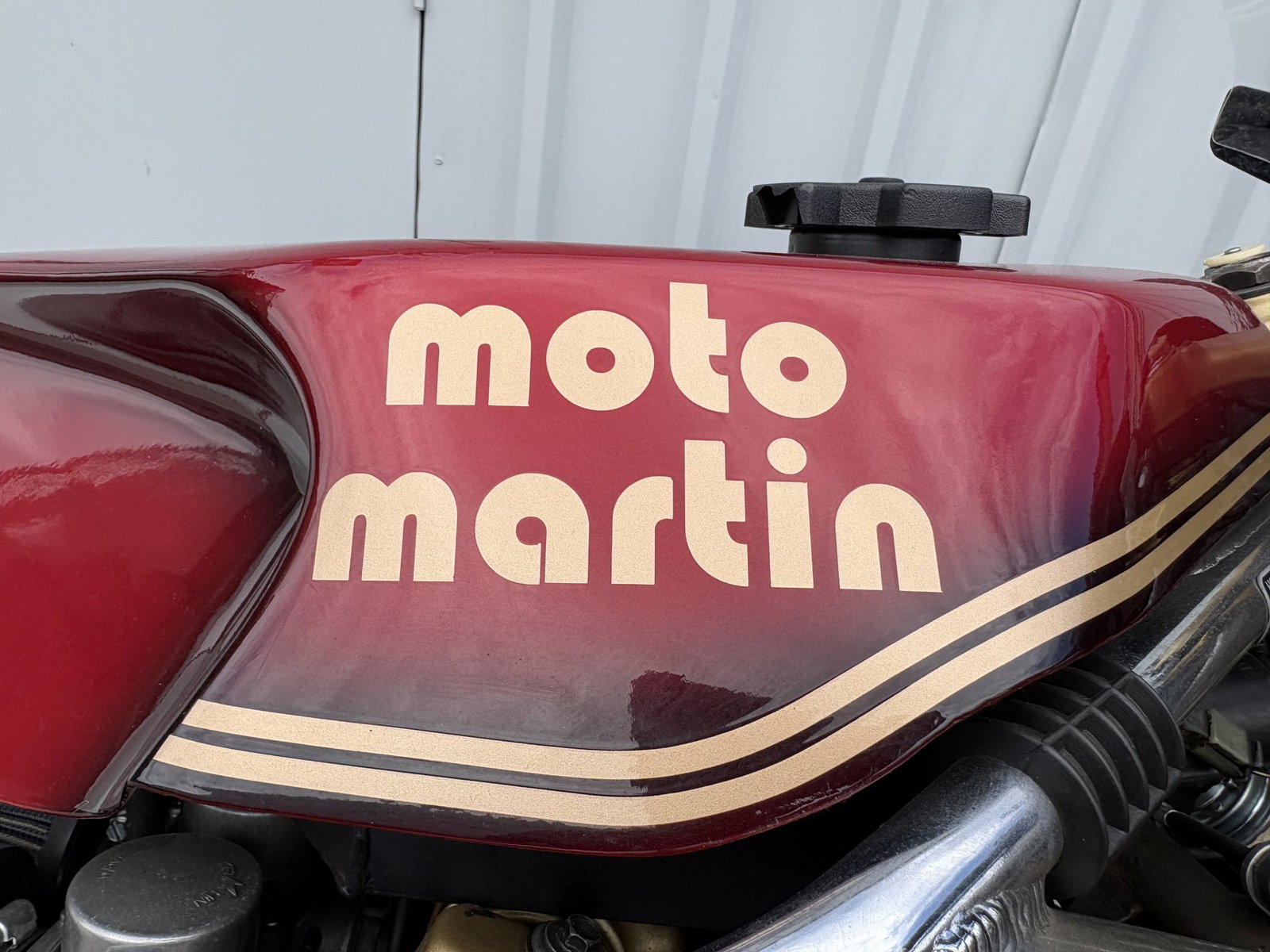 Moto Martin CB1100F clássica personalizada, com chassis tubular e motor Honda, em destaque antes de um leilão no Reino Unido.