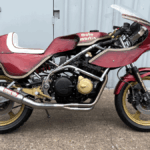 Moto Martin CB1100F clássica personalizada, com chassis tubular e motor Honda, em destaque antes de um leilão no Reino Unido.