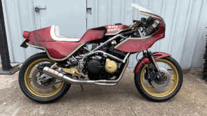 Moto Martin CB1100F clássica personalizada, com chassis tubular e motor Honda, em destaque antes de um leilão no Reino Unido.