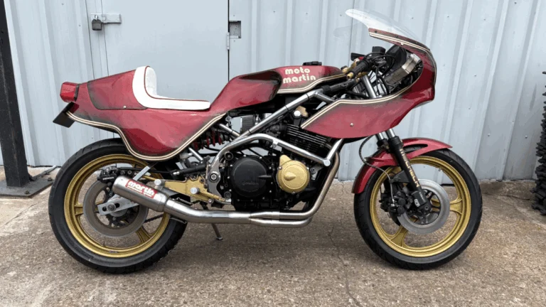 Moto Martin CB1100F clássica personalizada, com chassis tubular e motor Honda, em destaque antes de um leilão no Reino Unido.