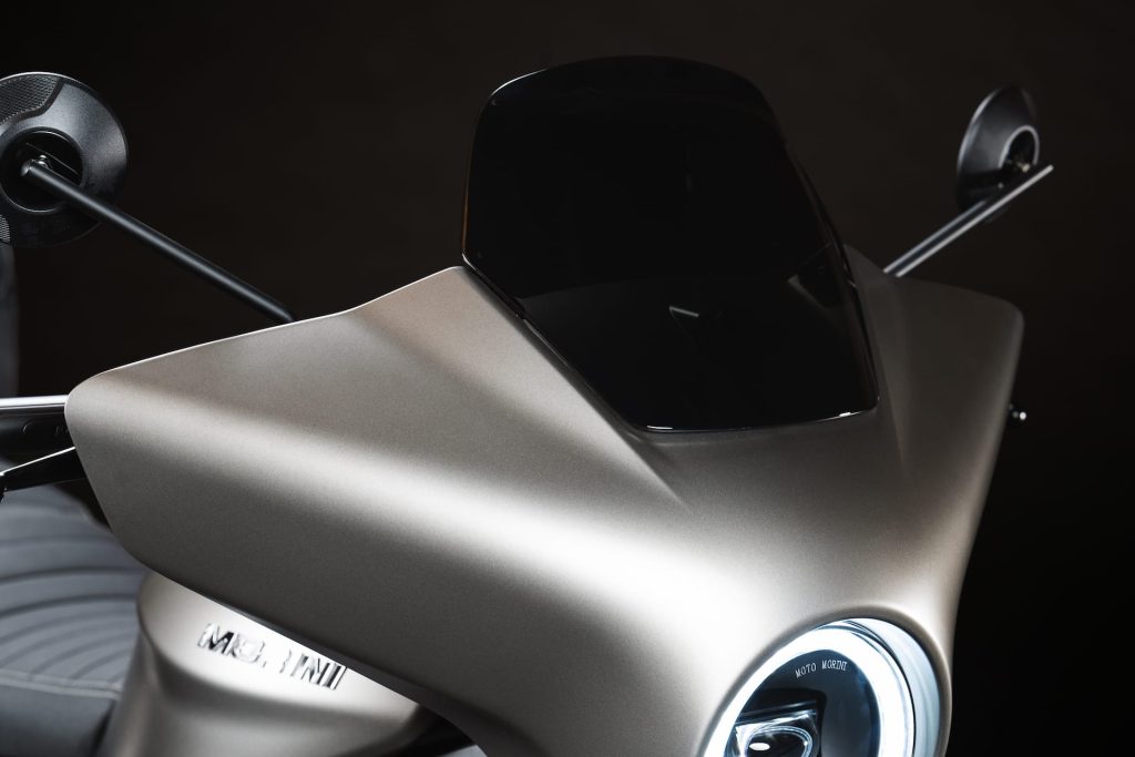 Moto Morini Calibro Bagger 2026 na nova cor Garage Grey, exibindo o painel TFT e seu design cruiser elegante.