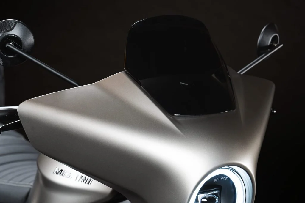Moto Morini Calibro Bagger 2026 na nova cor Garage Grey, exibindo o painel TFT e seu design cruiser elegante.