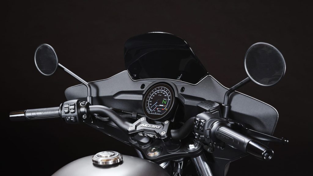 Moto Morini Calibro Bagger 2026 na nova cor Garage Grey, exibindo o painel TFT e seu design cruiser elegante.