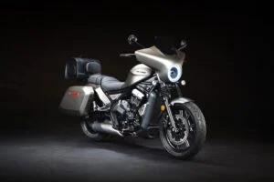 Moto Morini Calibro Bagger 2026 na nova cor Garage Grey, exibindo o painel TFT e seu design cruiser elegante.