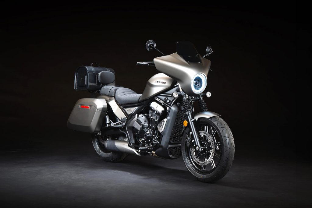 Moto Morini Calibro Bagger 2026 na nova cor Garage Grey, exibindo o painel TFT e seu design cruiser elegante.