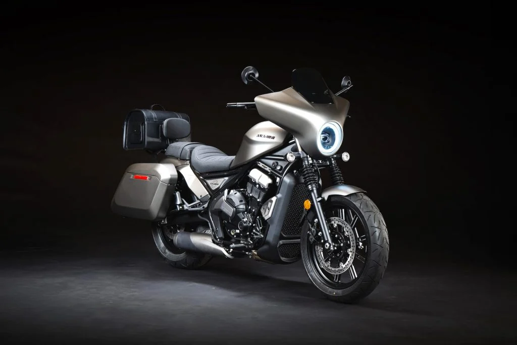Moto Morini Calibro Bagger 2026 na nova cor Garage Grey, exibindo o painel TFT e seu design cruiser elegante.
