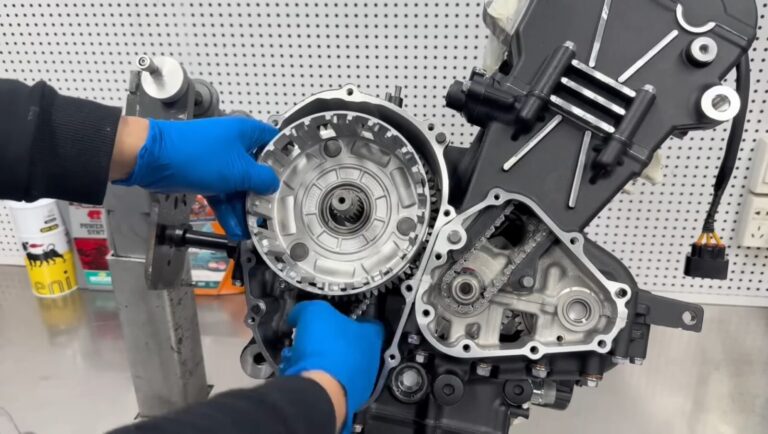 Detalhes do motor tricilíndrico da Zontes 703 totalmente desmontado, mostrando a complexidade e qualidade dos componentes internos.