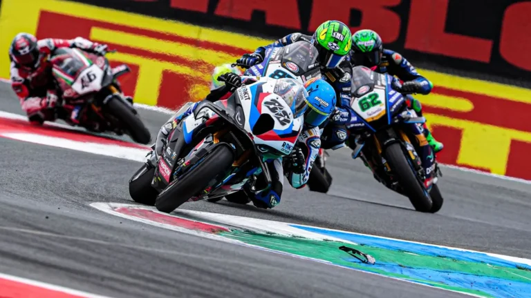 Comparativo visual entre uma moto superbike de rua e sua versão de competição do WorldSBK, destacando as diferenças estéticas e funcionais dos modelos homologados para a pista.