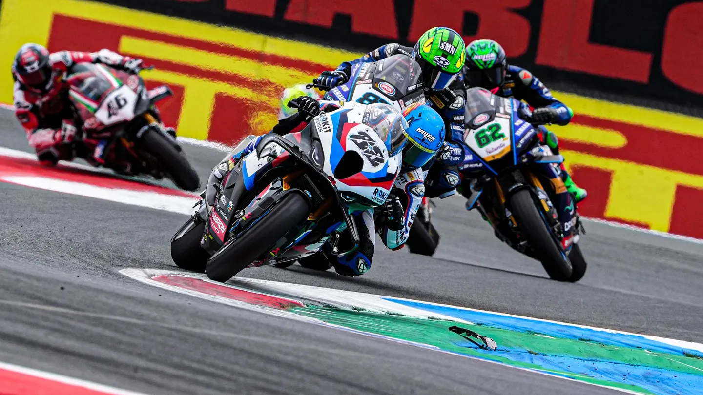 Comparativo visual entre uma moto superbike de rua e sua versão de competição do WorldSBK, destacando as diferenças estéticas e funcionais dos modelos homologados para a pista.