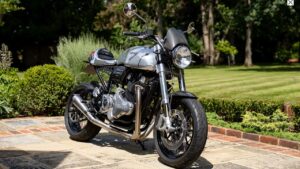 Uma vista lateral elegante da Norton Dominator Street 2019 de Richard Hammond, destacando seu design clássico de café racer e acabamentos premium.