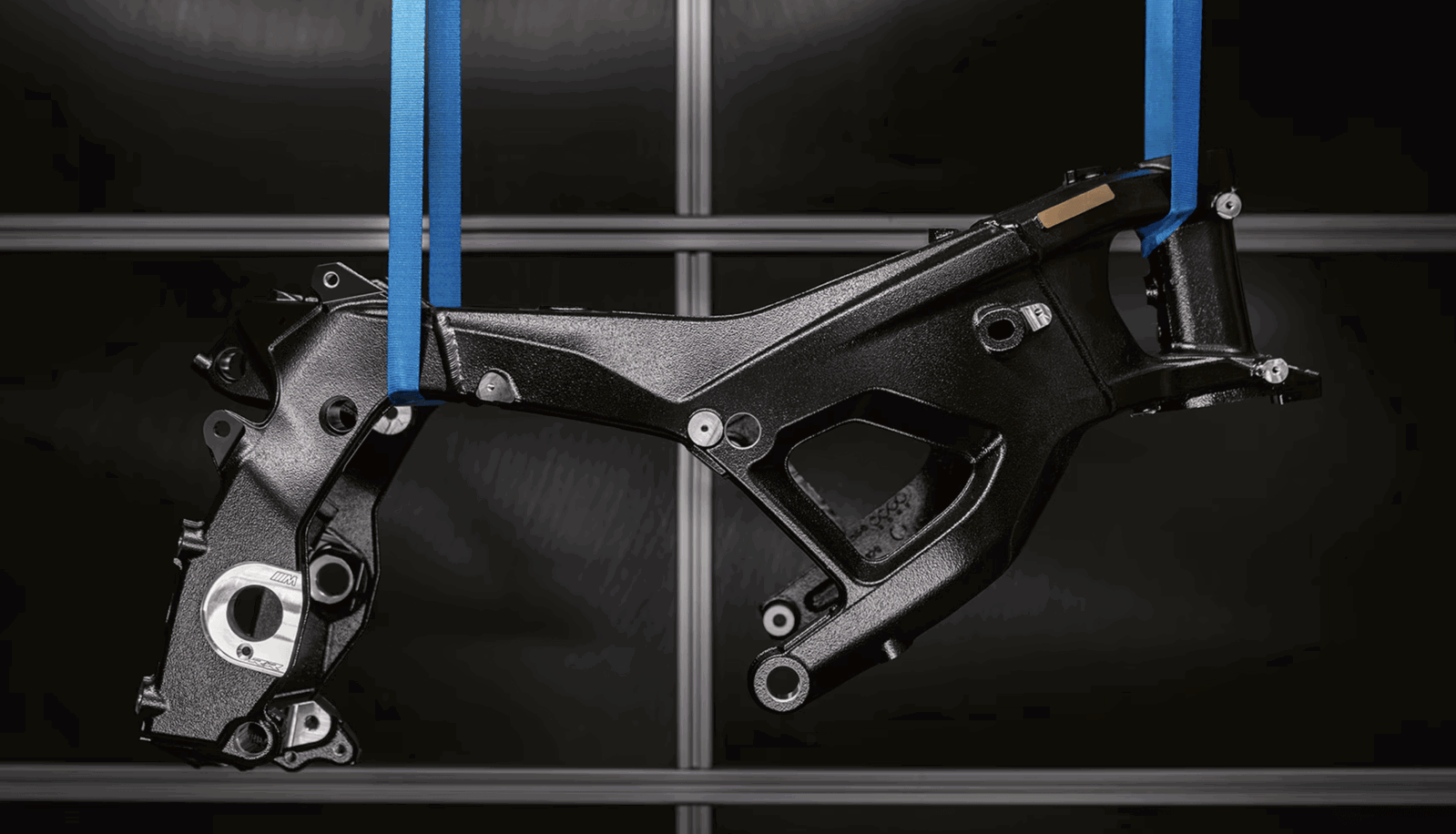 Protótipo da BMW S1000 RR 2027 em testes dinâmicos de alta velocidade em circuito fechado, mostrando carenagem redesenhada e aerodinâmica otimizada.