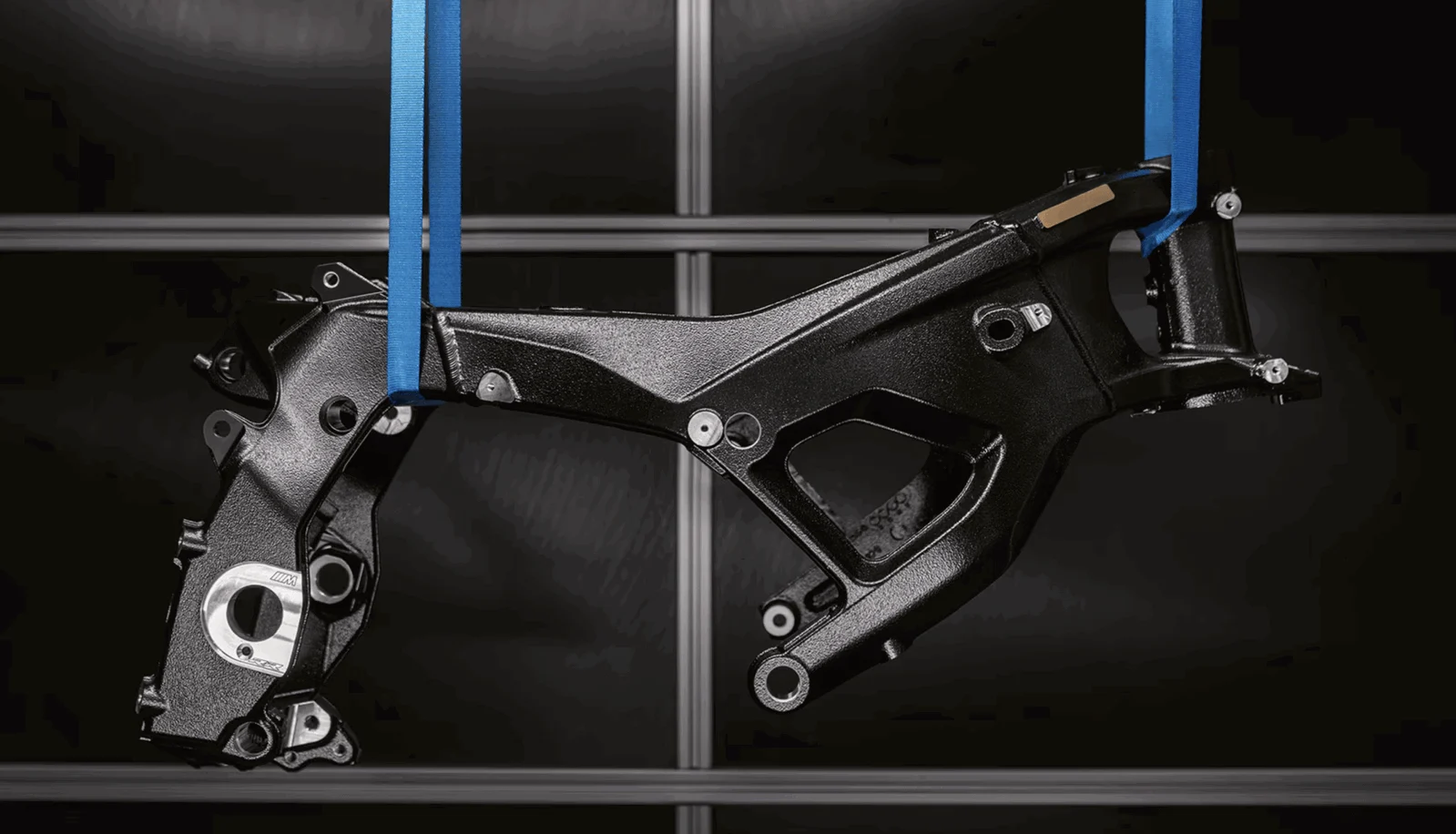 Protótipo da BMW S1000 RR 2027 em testes dinâmicos de alta velocidade em circuito fechado, mostrando carenagem redesenhada e aerodinâmica otimizada.