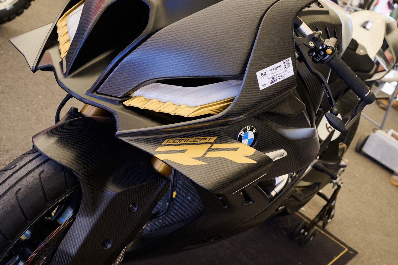 Protótipo da BMW S1000 RR 2027 em testes dinâmicos de alta velocidade em circuito fechado, mostrando carenagem redesenhada e aerodinâmica otimizada.
