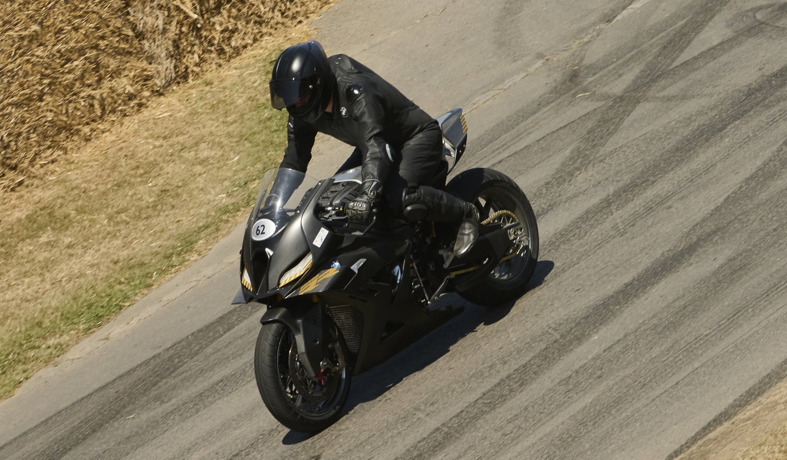 Protótipo da BMW S1000 RR 2027 em testes dinâmicos de alta velocidade em circuito fechado, mostrando carenagem redesenhada e aerodinâmica otimizada.