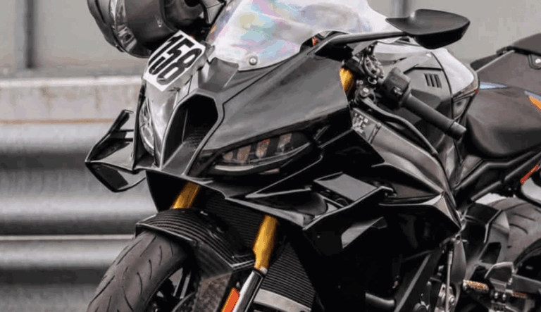 Protótipo da BMW S1000 RR 2027 em testes dinâmicos de alta velocidade em circuito fechado, mostrando carenagem redesenhada e aerodinâmica otimizada.