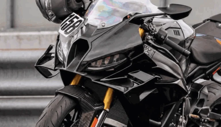Protótipo da BMW S1000 RR 2027 em testes dinâmicos de alta velocidade em circuito fechado, mostrando carenagem redesenhada e aerodinâmica otimizada.