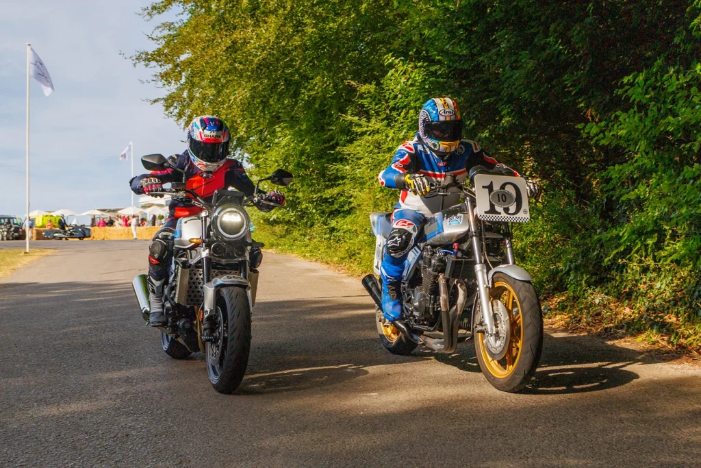 Honda CB1000F em movimento, exibindo seu design neo-retro com farol redondo e linhas modernas, destacando a fusão de clássico e tecnologia.