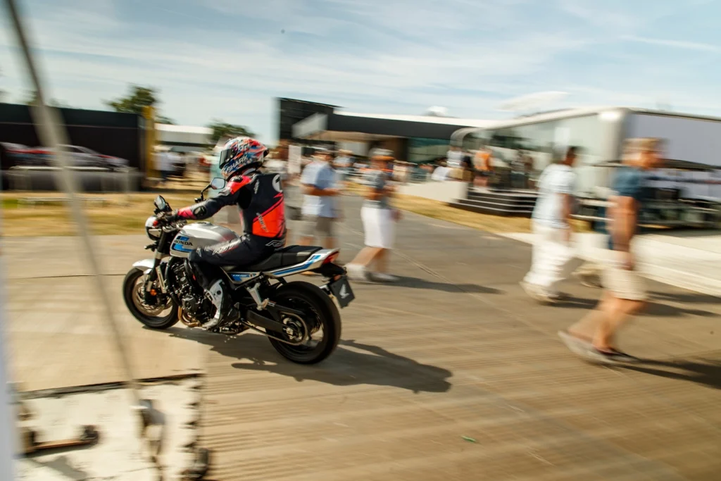 Honda CB1000F em movimento, exibindo seu design neo-retro com farol redondo e linhas modernas, destacando a fusão de clássico e tecnologia.
