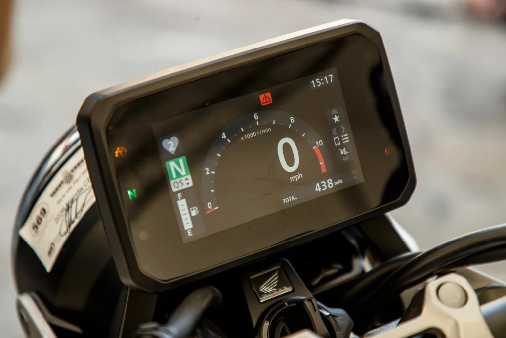 Honda CB1000F em movimento, exibindo seu design neo-retro com farol redondo e linhas modernas, destacando a fusão de clássico e tecnologia.