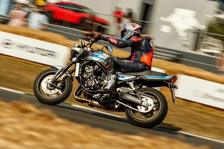 Honda CB1000F em movimento, exibindo seu design neo-retro com farol redondo e linhas modernas, destacando a fusão de clássico e tecnologia.