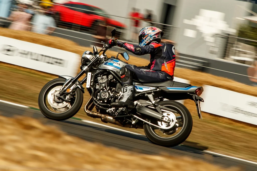 Honda CB1000F em movimento, exibindo seu design neo-retro com farol redondo e linhas modernas, destacando a fusão de clássico e tecnologia.