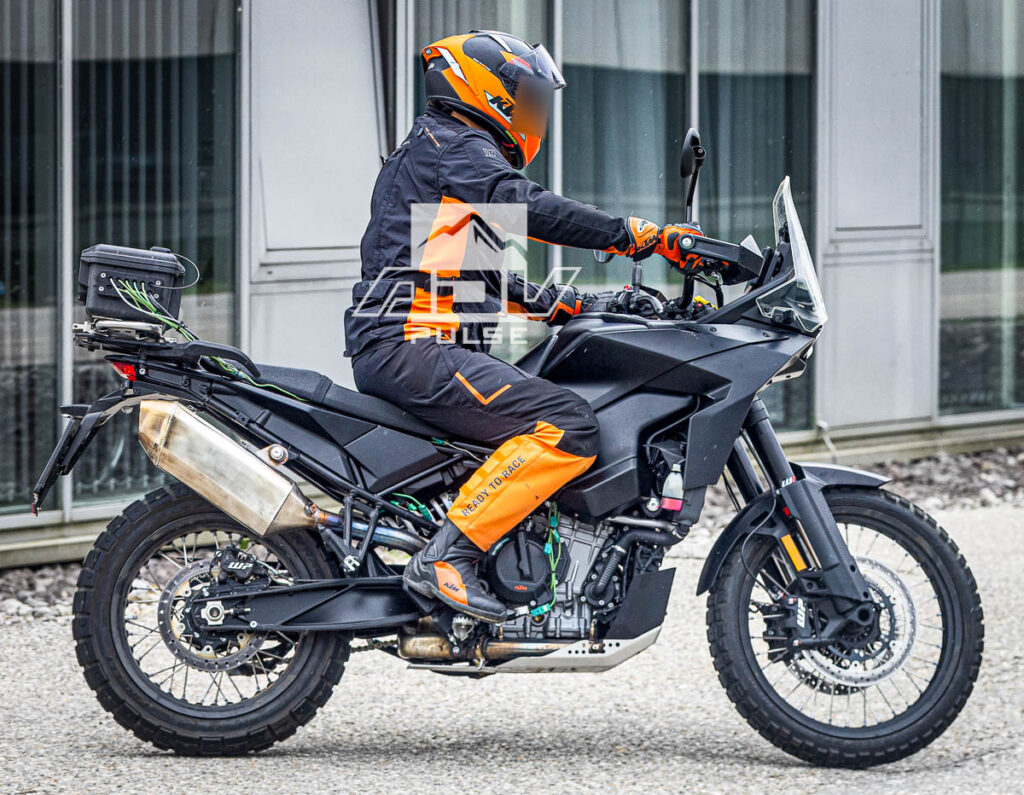Protótipo da nova KTM 790 Adventure de próxima geração em testes na Áustria, com design atualizado e foco em performance off-road.