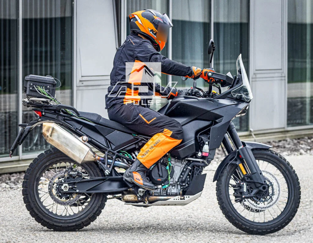 Protótipo da nova KTM 790 Adventure de próxima geração em testes na Áustria, com design atualizado e foco em performance off-road.