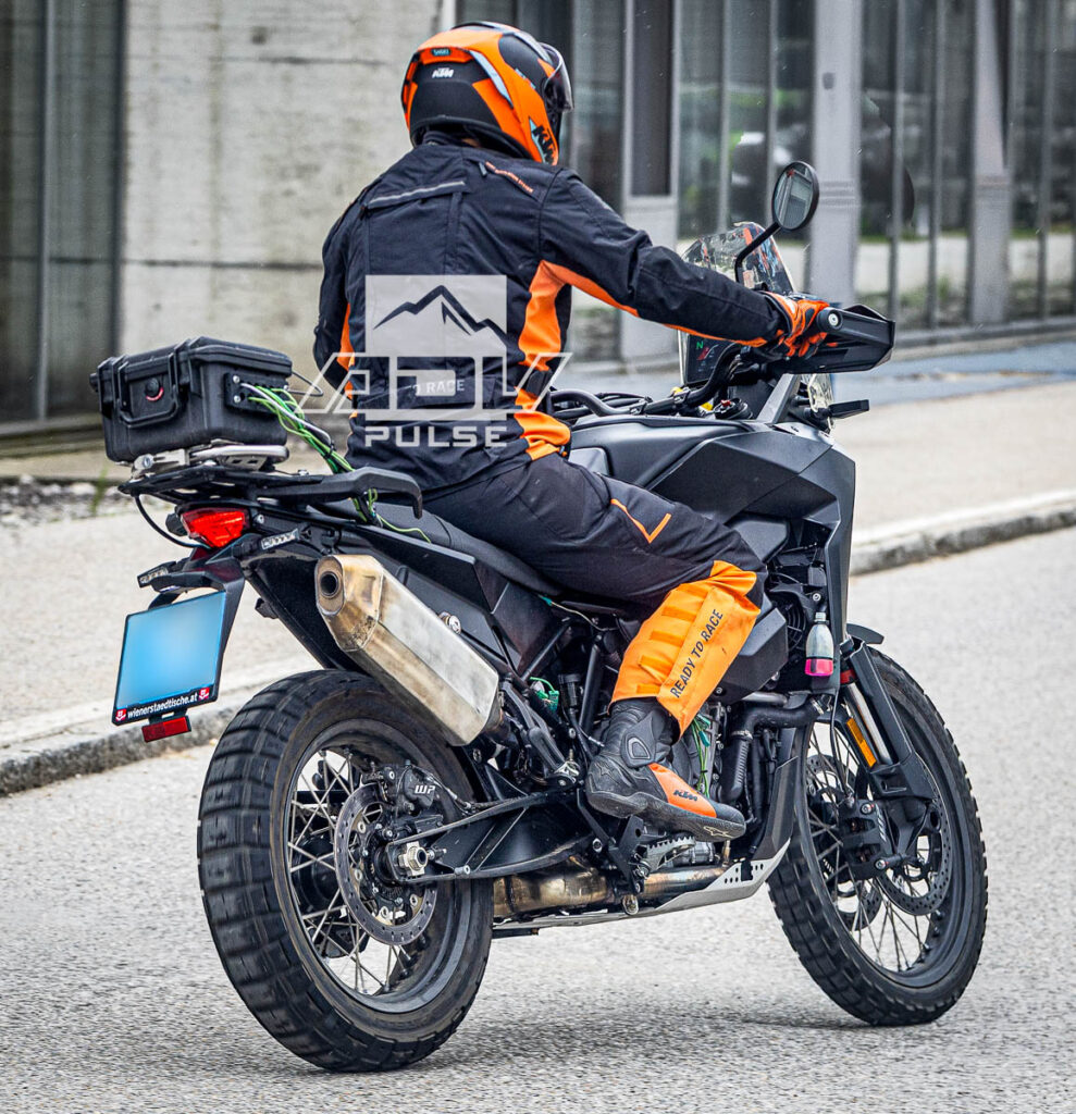 Protótipo da nova KTM 790 Adventure de próxima geração em testes na Áustria, com design atualizado e foco em performance off-road.