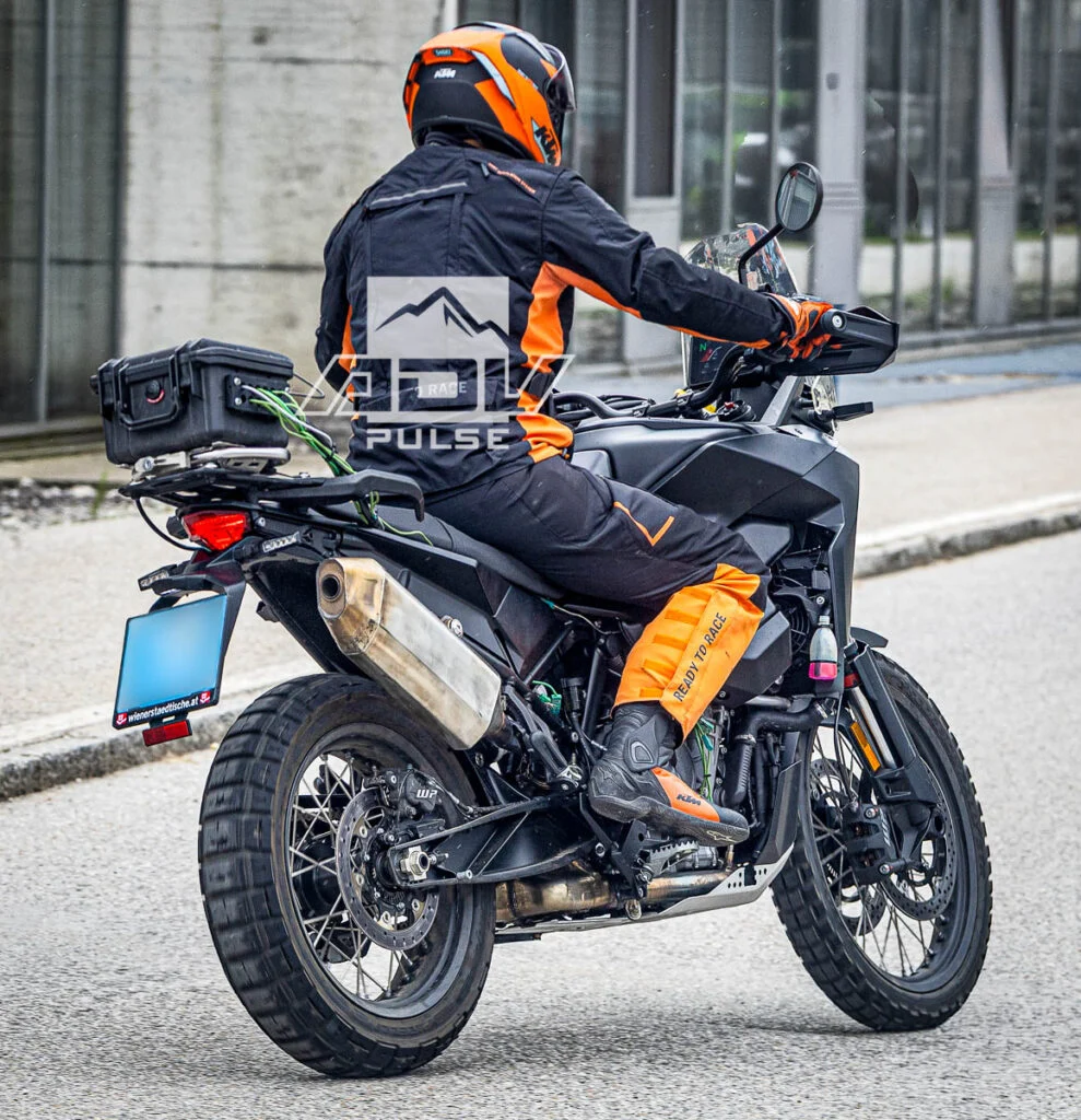 Protótipo da nova KTM 790 Adventure de próxima geração em testes na Áustria, com design atualizado e foco em performance off-road.
