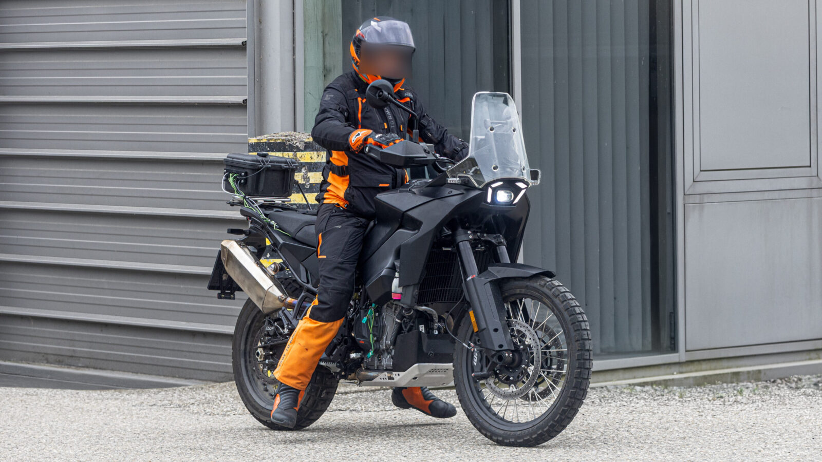 Protótipo da nova KTM 790 Adventure de próxima geração em testes na Áustria, com design atualizado e foco em performance off-road.