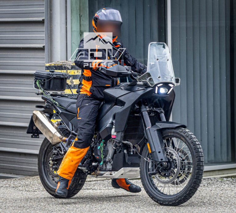Protótipo da nova KTM 790 Adventure de próxima geração em testes na Áustria, com design atualizado e foco em performance off-road.