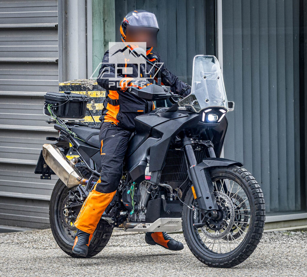 Protótipo da nova KTM 790 Adventure de próxima geração em testes na Áustria, com design atualizado e foco em performance off-road.