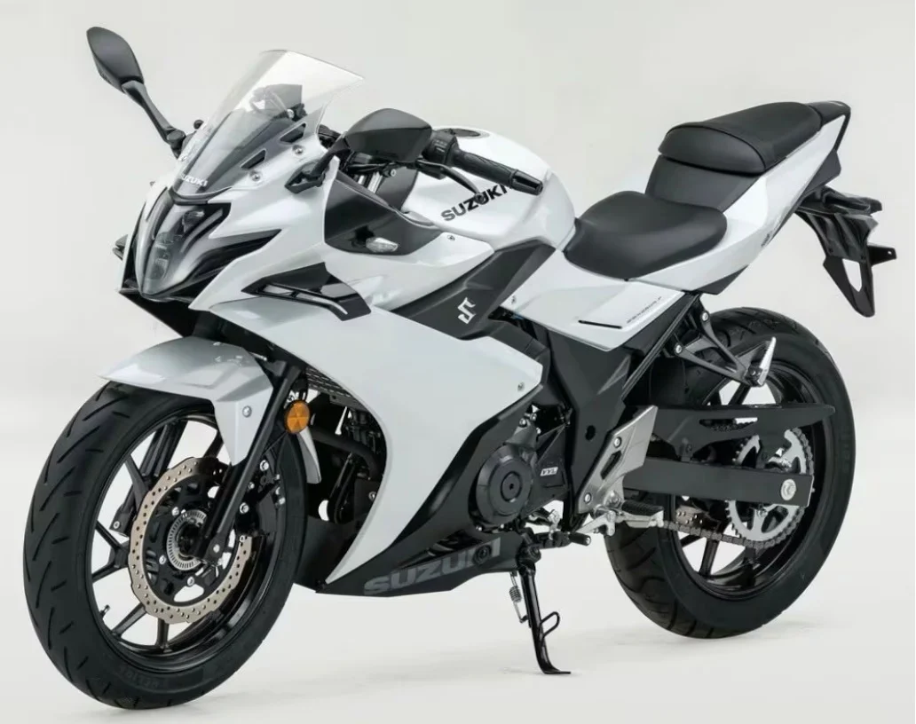 Vista lateral de uma Suzuki GSX250R esportiva, em movimento na estrada, destacando seu design aerodinâmico e as rodas.