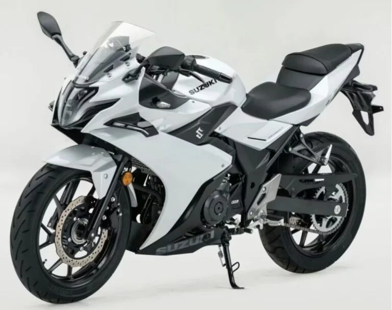 Vista lateral de uma Suzuki GSX250R esportiva, em movimento na estrada, destacando seu design aerodinâmico e as rodas.