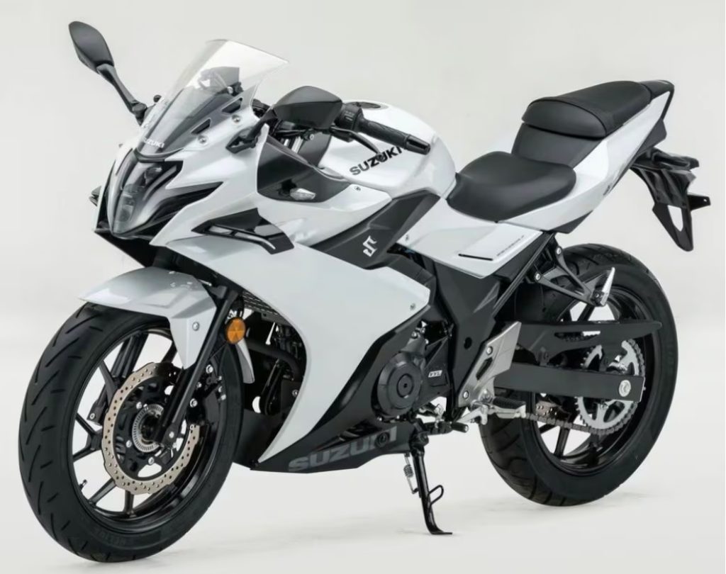 Vista lateral de uma Suzuki GSX250R esportiva, em movimento na estrada, destacando seu design aerodinâmico e as rodas.