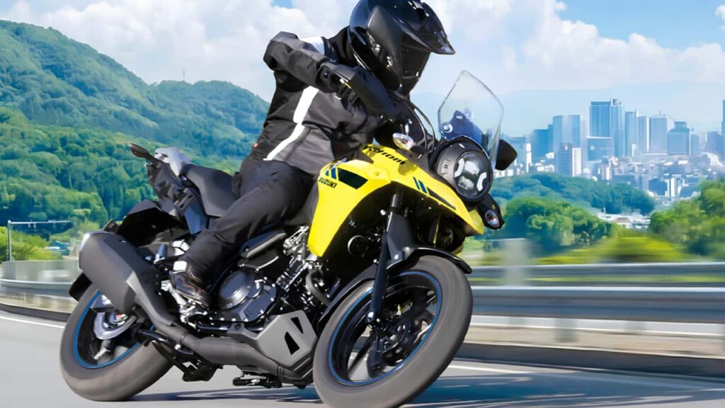 Motocicleta Suzuki V-Strom 250 em cenário de aventura, destacando seu design robusto e aptidão para viagens.