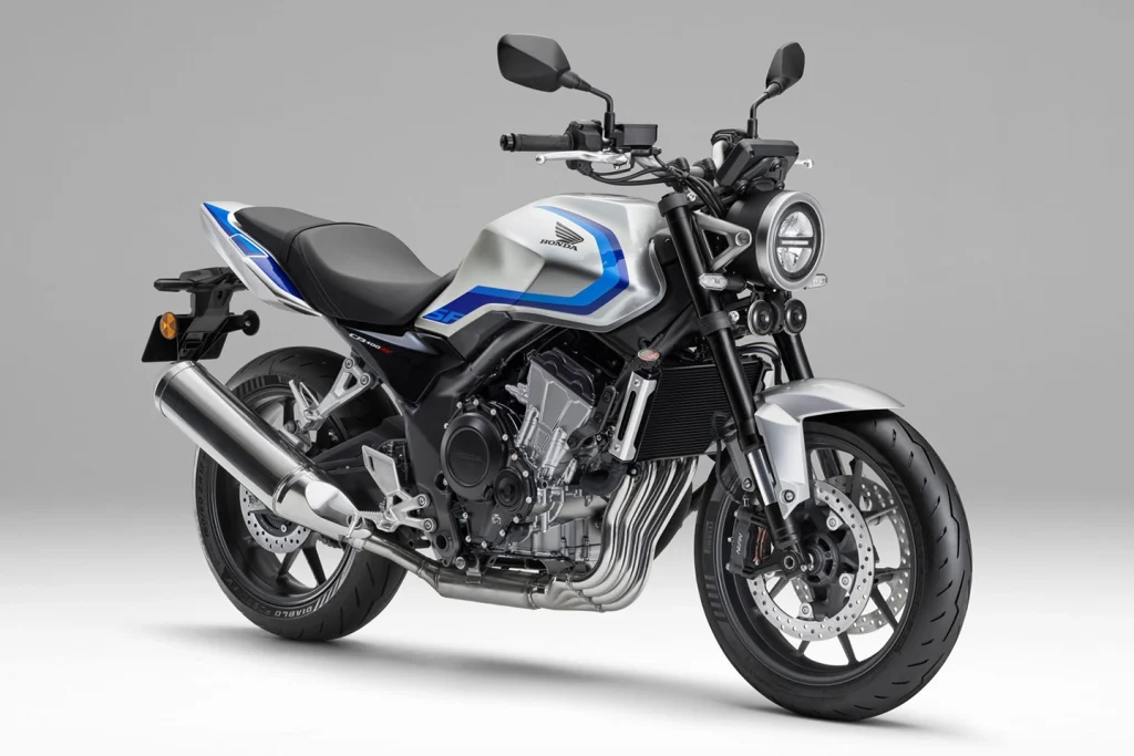 Detalhe da nova Honda CBR400R Four E-Clutch com seu motor e o sistema de embreagem eletrônica visível, destacando a inovação da marca.