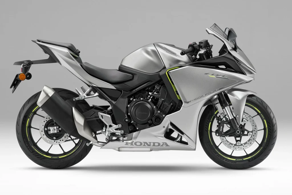 Detalhe da nova Honda CBR400R Four E-Clutch com seu motor e o sistema de embreagem eletrônica visível, destacando a inovação da marca.