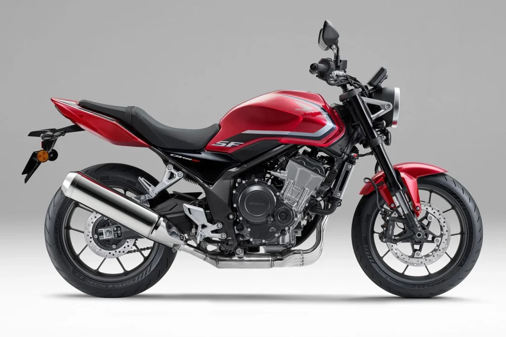 Detalhe da nova Honda CBR400R Four E-Clutch com seu motor e o sistema de embreagem eletrônica visível, destacando a inovação da marca.