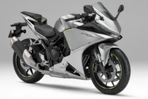 Detalhe da nova Honda CBR400R Four E-Clutch com seu motor e o sistema de embreagem eletrônica visível, destacando a inovação da marca.