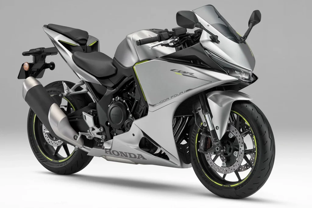 Detalhe da nova Honda CBR400R Four E-Clutch com seu motor e o sistema de embreagem eletrônica visível, destacando a inovação da marca.