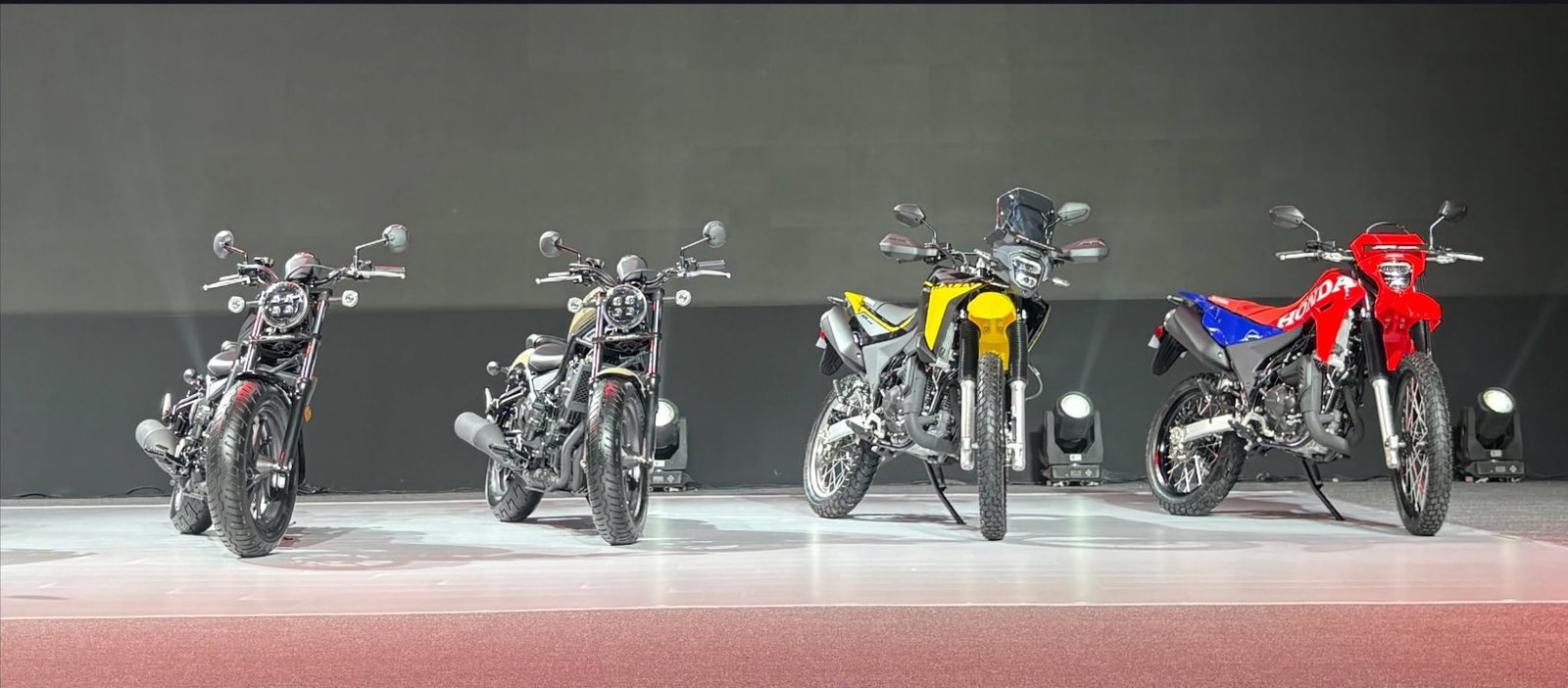 Duas motocicletas Honda XR300L e XR300 Rally, modelos dual-sport de 300cc, em destaque com design moderno e pronta para aventuras.