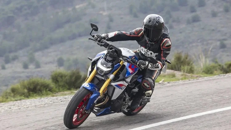 BMW R 1300 GS 2027 com novas opções de pintura e pacote de equipamentos, destacando o design inovador e aventureiro da motocicleta.