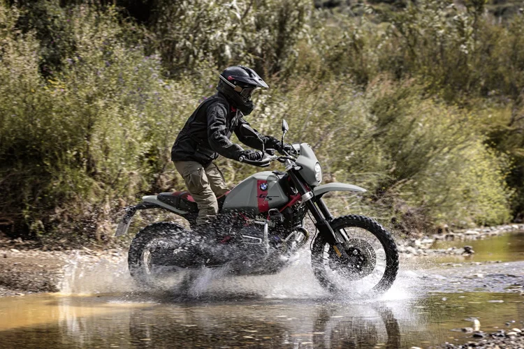 BMW R 1300 GS 2027 com novas opções de pintura e pacote de equipamentos, destacando o design inovador e aventureiro da motocicleta.