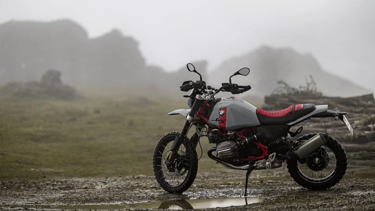 BMW R 1300 GS 2027 com novas opções de pintura e pacote de equipamentos, destacando o design inovador e aventureiro da motocicleta.
