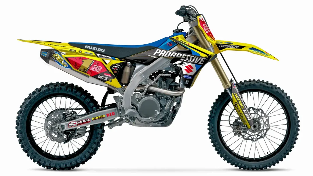 Suzuki RM-Z450 2027 em ação na pista de motocross, destacando a nova suspensão KYB e seu design agressivo e competitivo.
