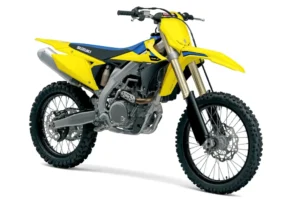 Suzuki RM-Z450 2027 em ação na pista de motocross, destacando a nova suspensão KYB e seu design agressivo e competitivo.