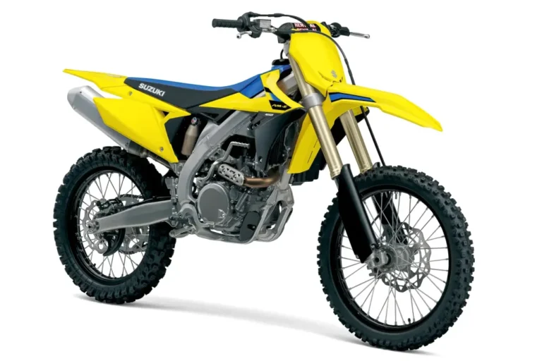 Suzuki RM-Z450 2027 em ação na pista de motocross, destacando a nova suspensão KYB e seu design agressivo e competitivo.