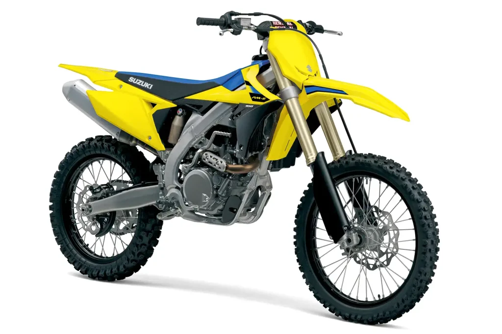 Suzuki RM-Z450 2027 em ação na pista de motocross, destacando a nova suspensão KYB e seu design agressivo e competitivo.