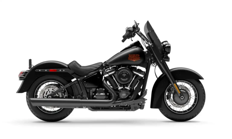 Renderização conceitual de uma motocicleta Harley-Davidson Deadwood estilo bobber retro em uma estrada sinuosa, com farol único e banco solo, em tons escuros e cromados.